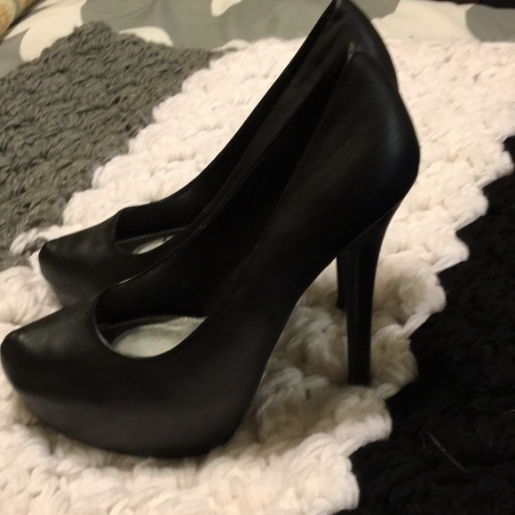 Black pumps/ Heels - Picture 3 of 3