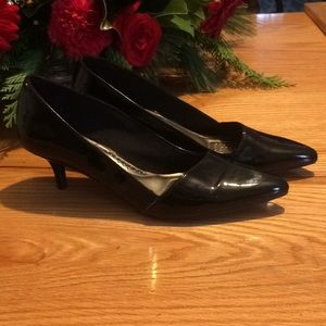 Pointed toe, patent leather kitten heels