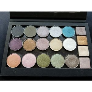 Magnetic makeup palette with eyeshadows