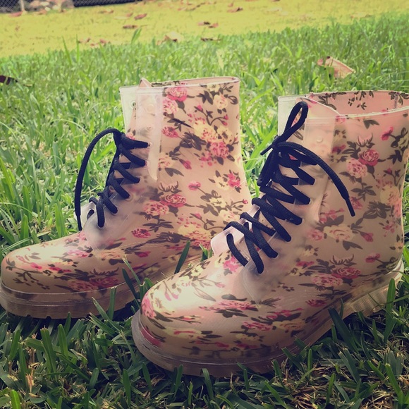Floral print water proof boots - Picture 1 of 2
