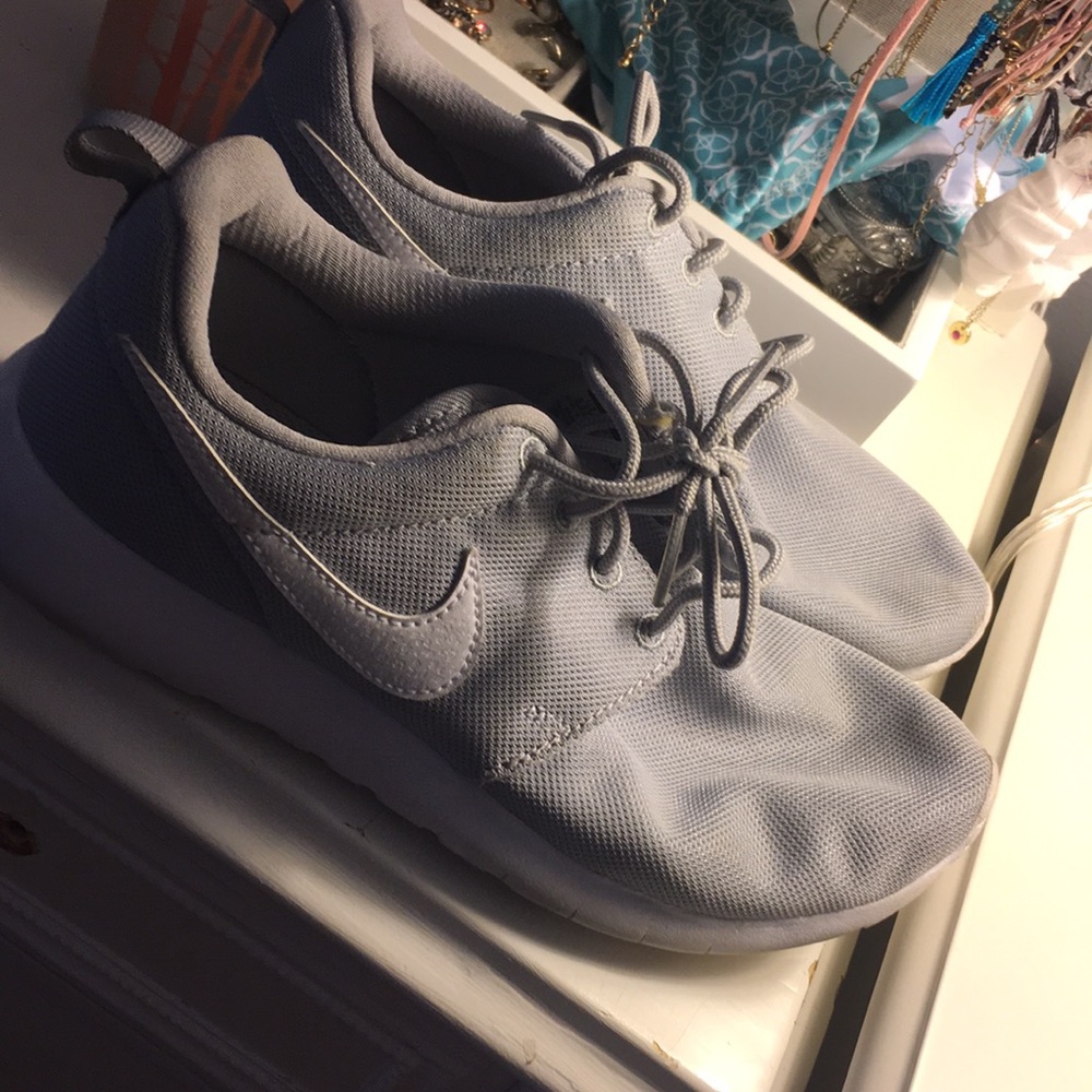 Nike roshe run running shoe