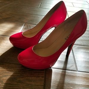 GUESS red pumps