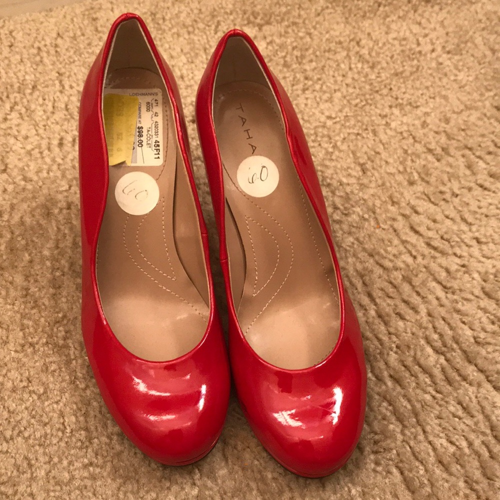 TAHARI Red Pumps