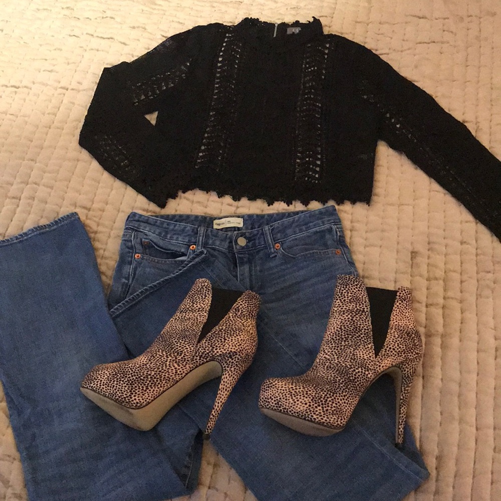 E. Ssue size large black lace crop top