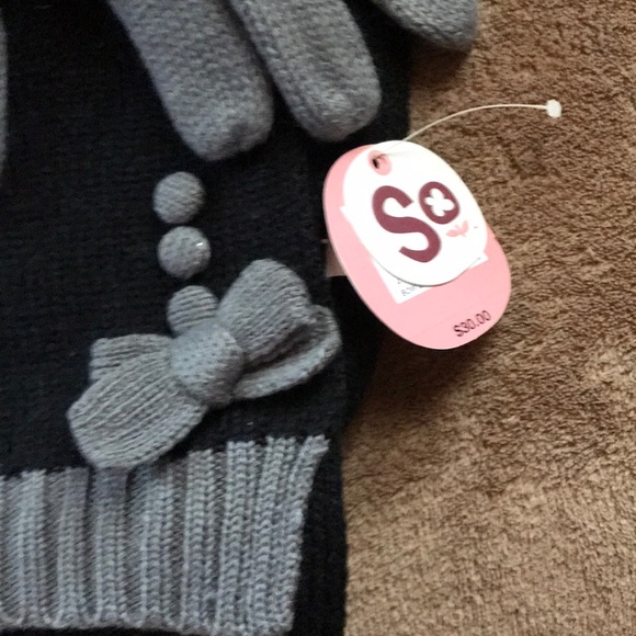 SO Scarf and Mitten Set - Picture 2 of 5
