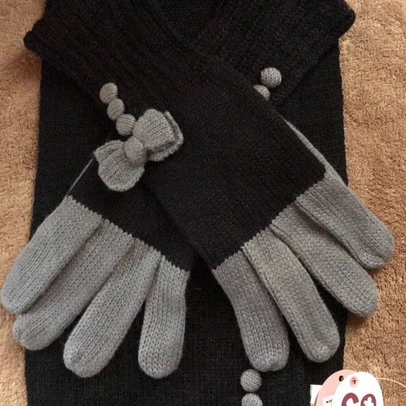 SO Scarf and Mitten Set - Picture 4 of 5