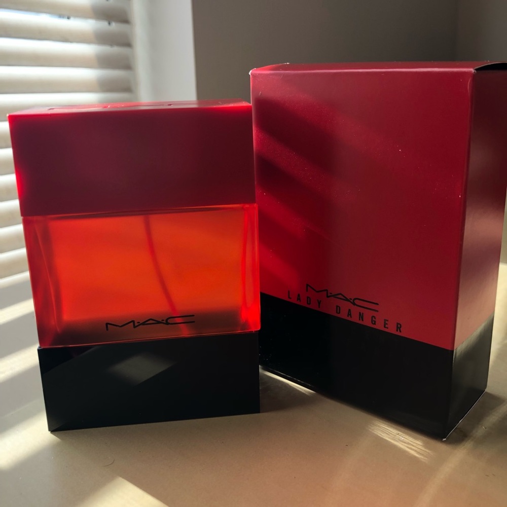 MAC Cosmetics Shadescents Fragrance in Lady Danger