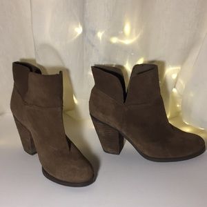 Size 7.5 Vince Camuto ankle boots