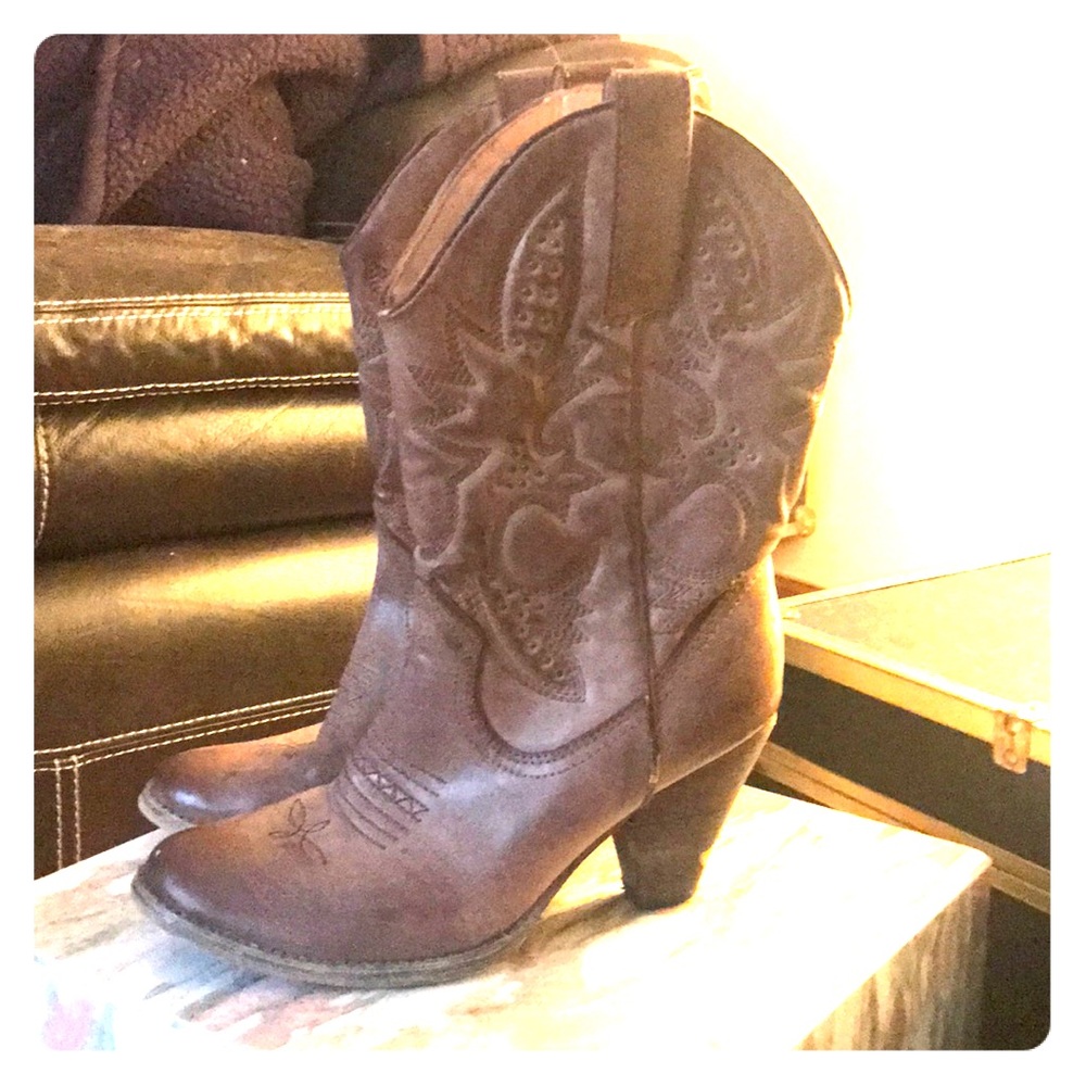 Size 8.5 heeled cowboy boots