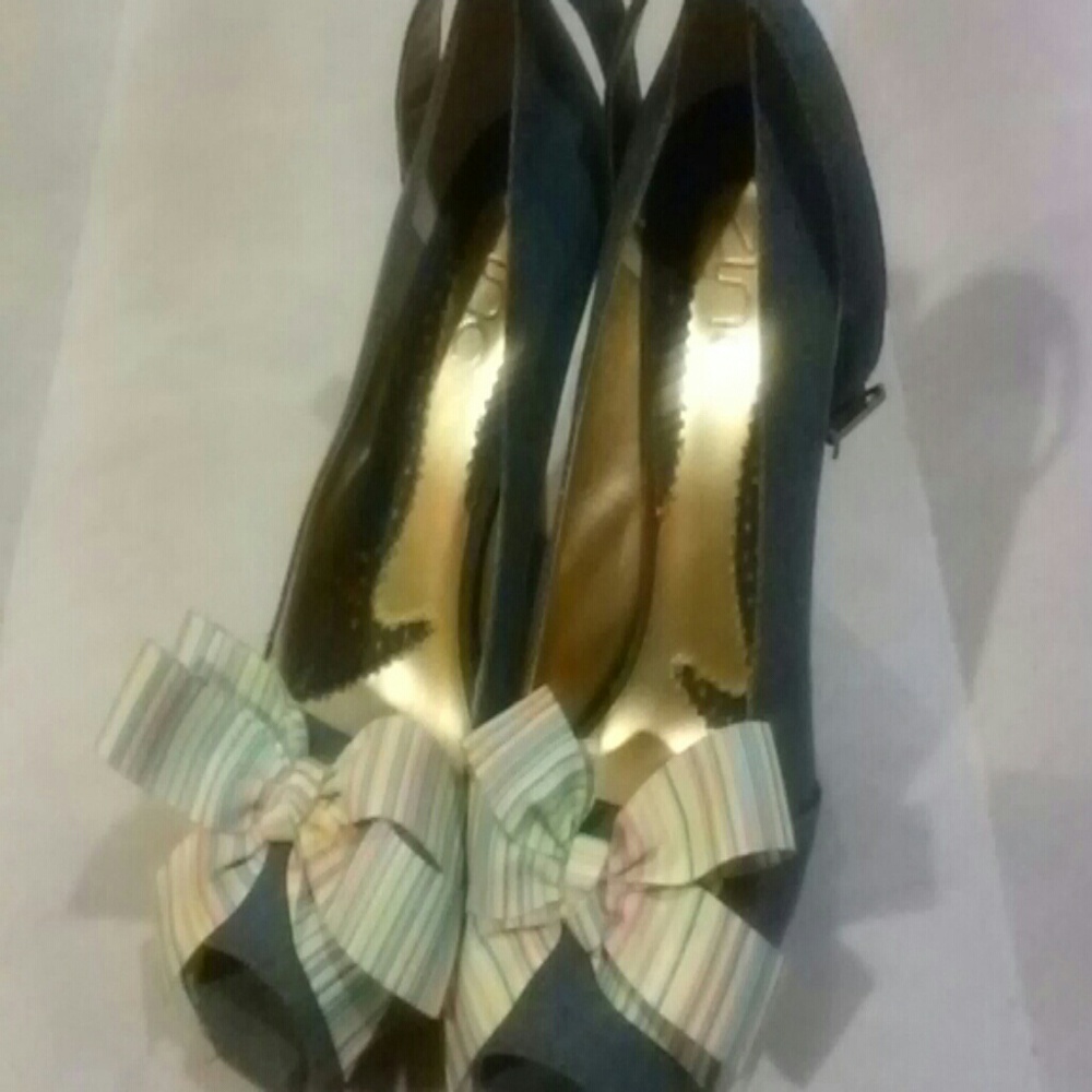 Shoes - Picture 3 of 4