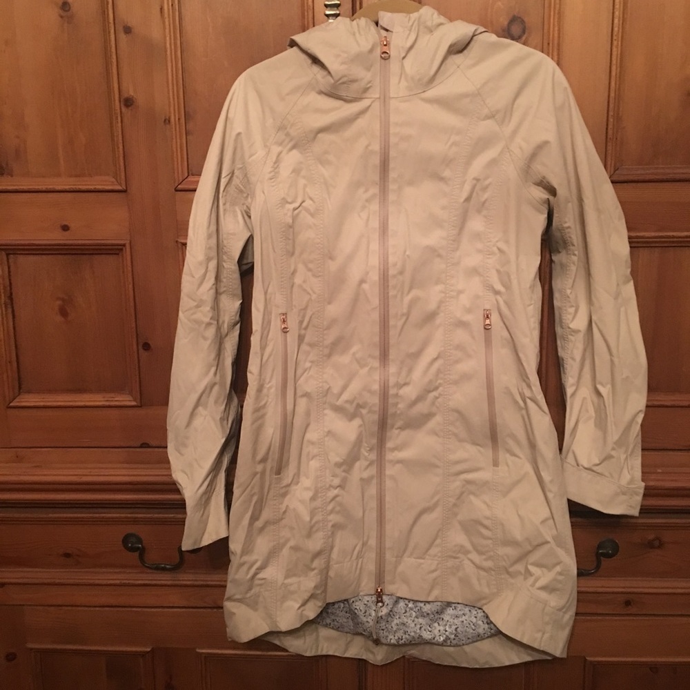 lululemon worn only a few times rain coat.