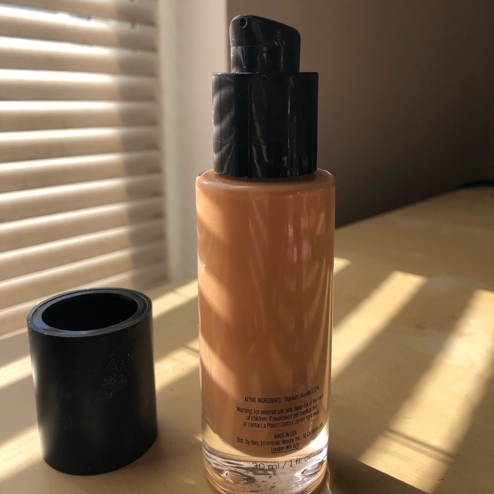 bareMinerals BarePro Foundation in Nutmeg