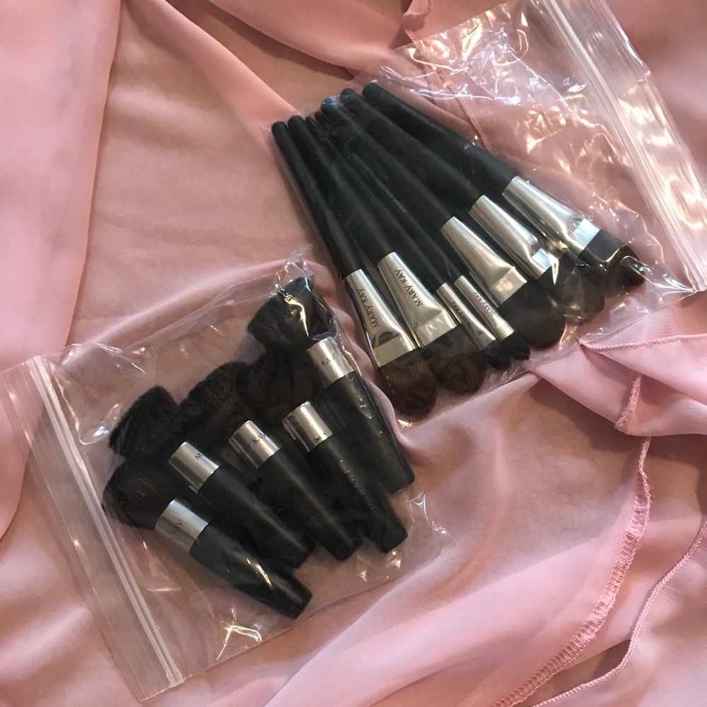Lot of Mary Kay brushes