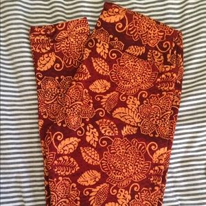 Burgundy patterned lularoe leggings - OS