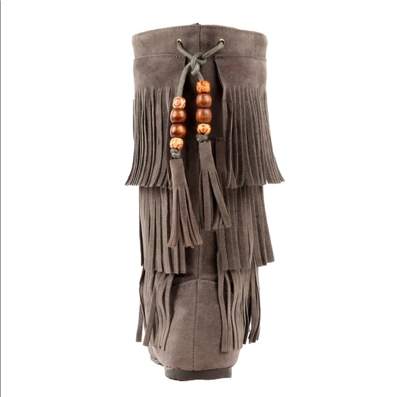 Three Layers Grey Fringe Moccasin Boots - Picture 4 of 4