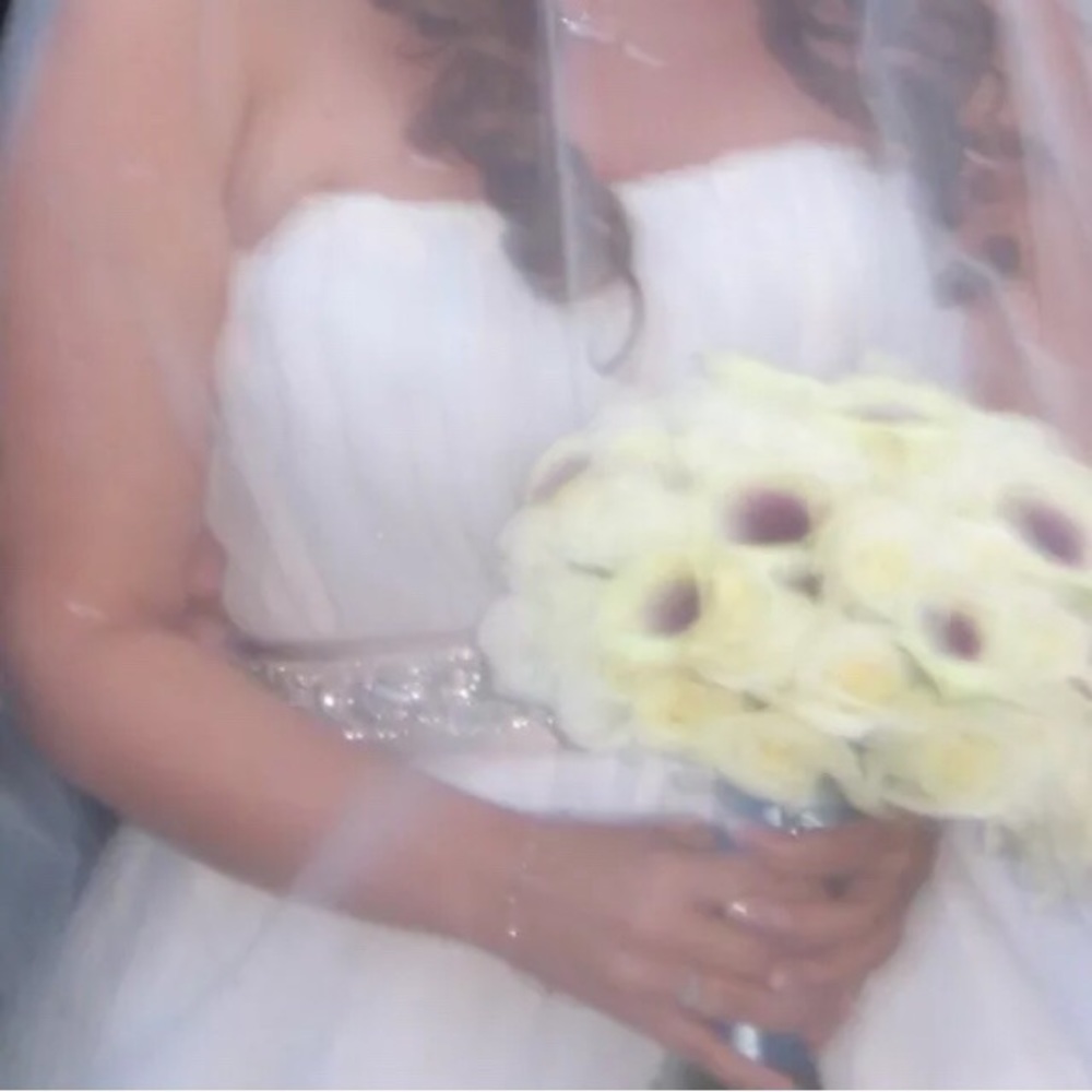 Monique Lhuiller wedding dress size 8