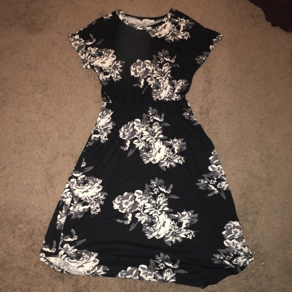 Perfect spring time dress! Black& White floral