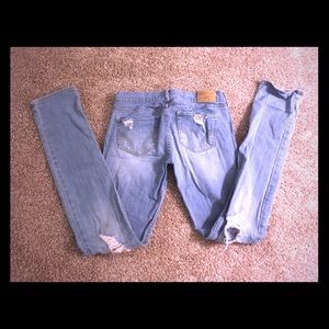 Distressed Hollister light wash jeans 💎