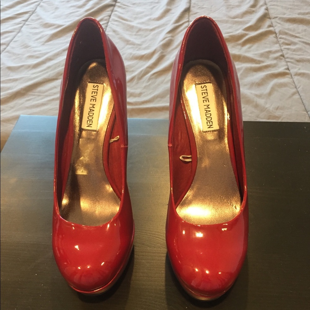 Steve Madden red pumps