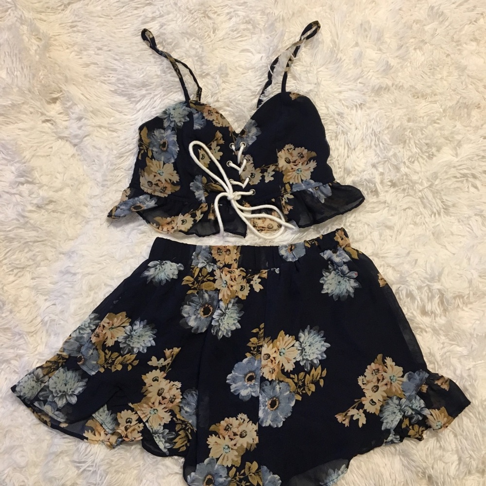 Illa illa navy floral crop set.