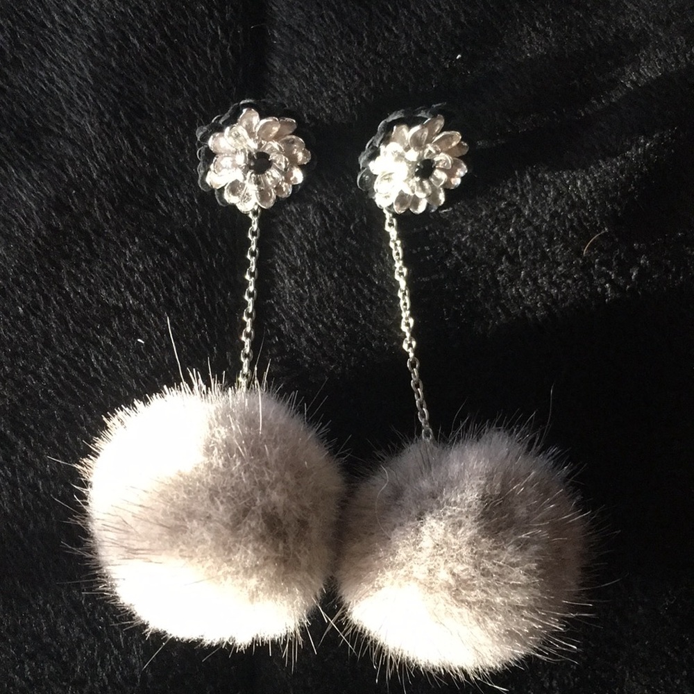 Real fur pierced earring pompom ball in soft gray