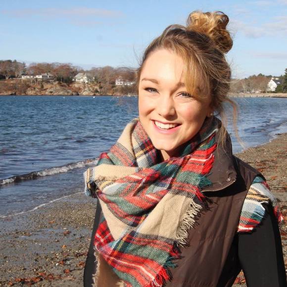 Meet your Posher, Julia - Picture 2 of 2