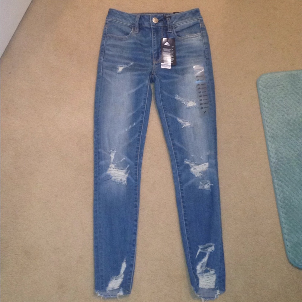 BNWT AE 00/0 short distressed jeans