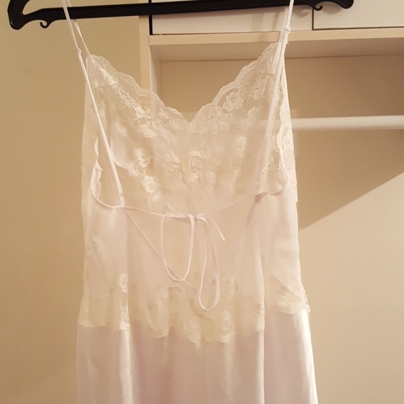 Gorgeous white long night gown - Picture 2 of 2