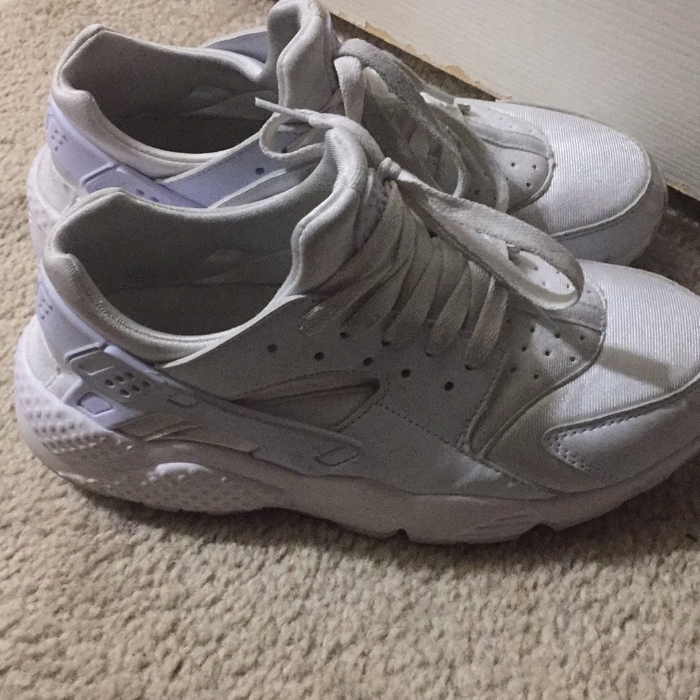 White Nike Air Huaraches Run