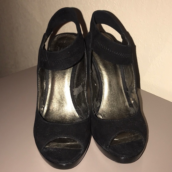 PELLE MODA Heels - Picture 2 of 3