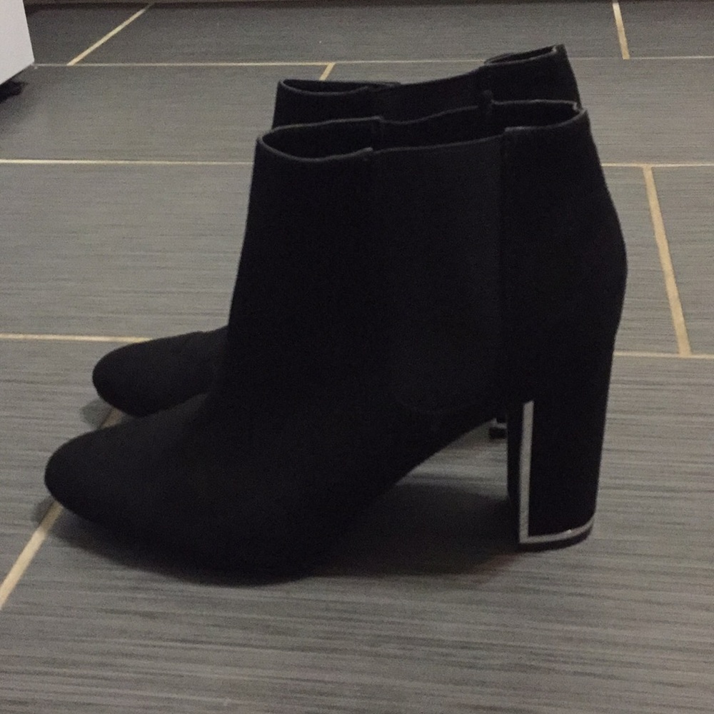 Black ankles boots with silver detail!
