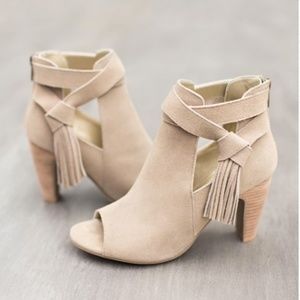 NEW Joyfolie Selma Heeled Booties in Taupe - 7