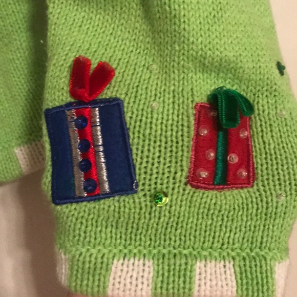 Christmas 🎅🏻 Sweater - Picture 4 of 6