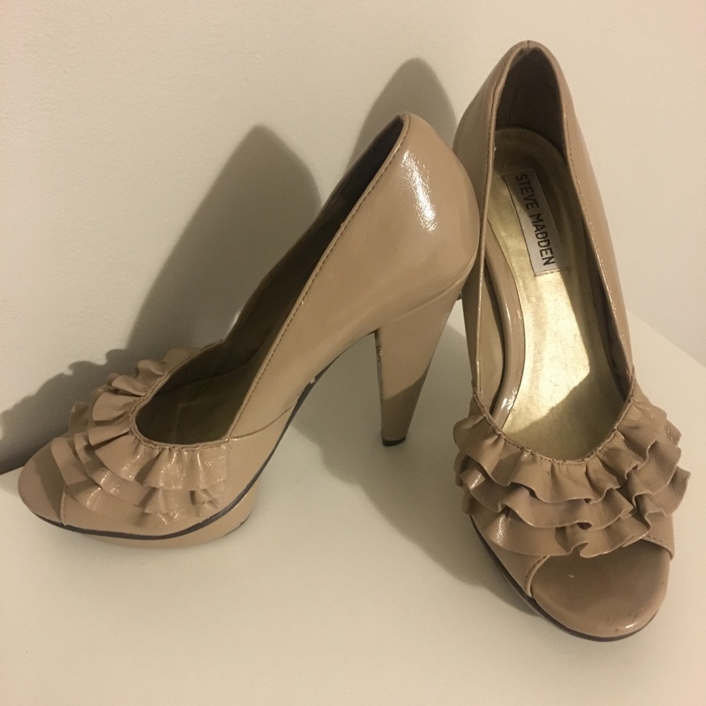 Steve Madden taupe peep toe Pump