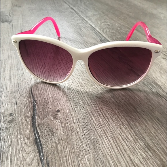 Betsey Johnson Accessories - Pink Betsy Johnson Retro Sunglasses 
