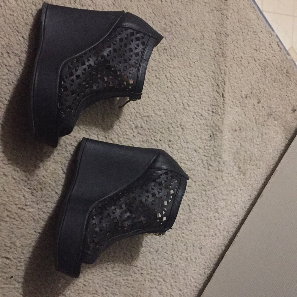 Summer wedge heels. By Qupid