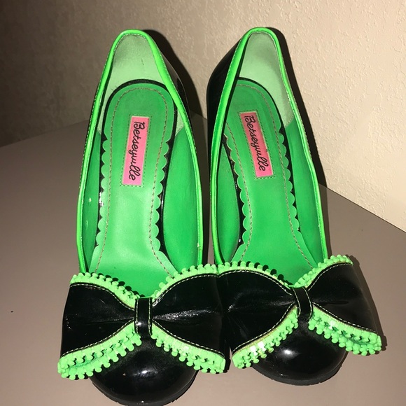 BETSEYVILLE Wedges - Picture 1 of 2