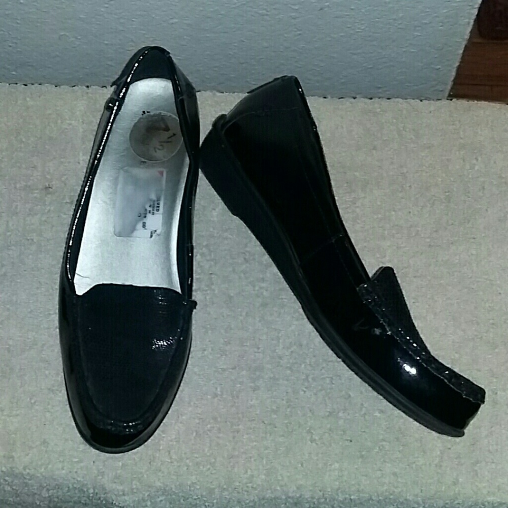 WOMEN'S FLATS