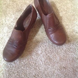 Comfy and classy, Bare Traps Sz 10M. Great shoes!