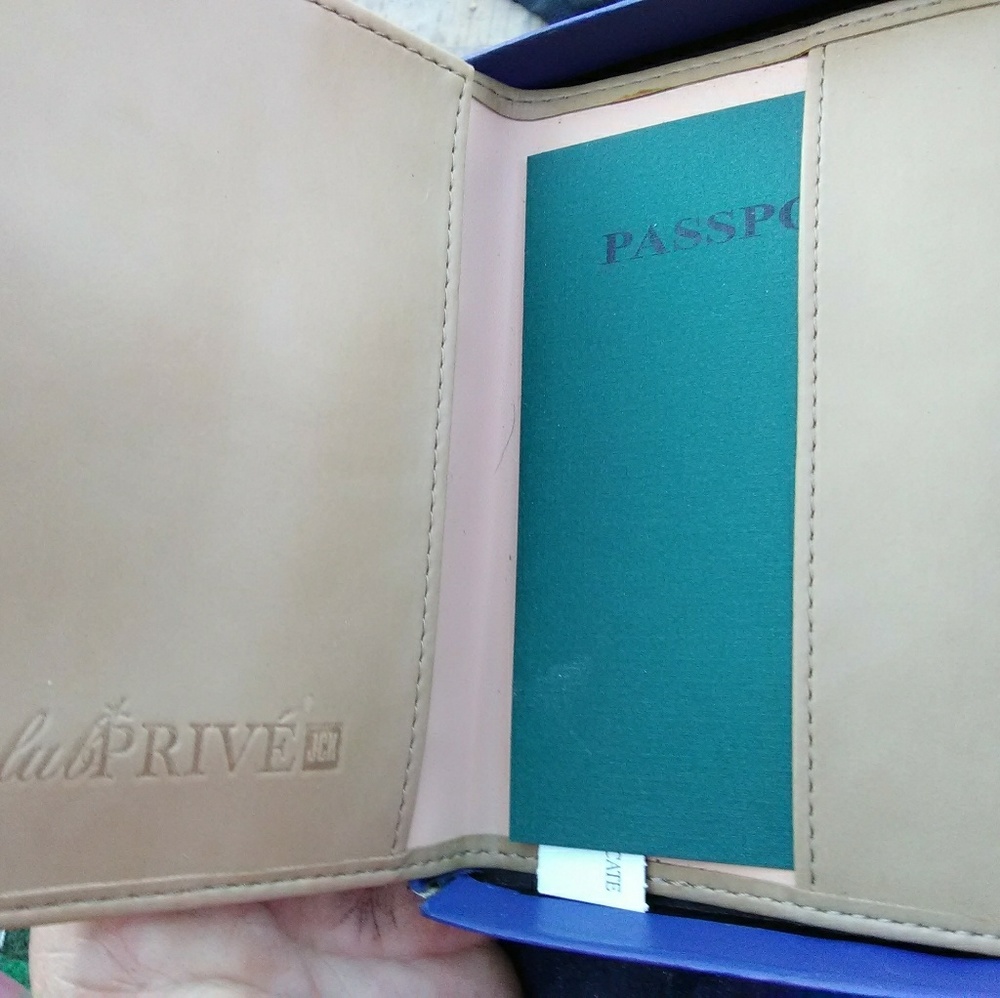 Nwot passport holder