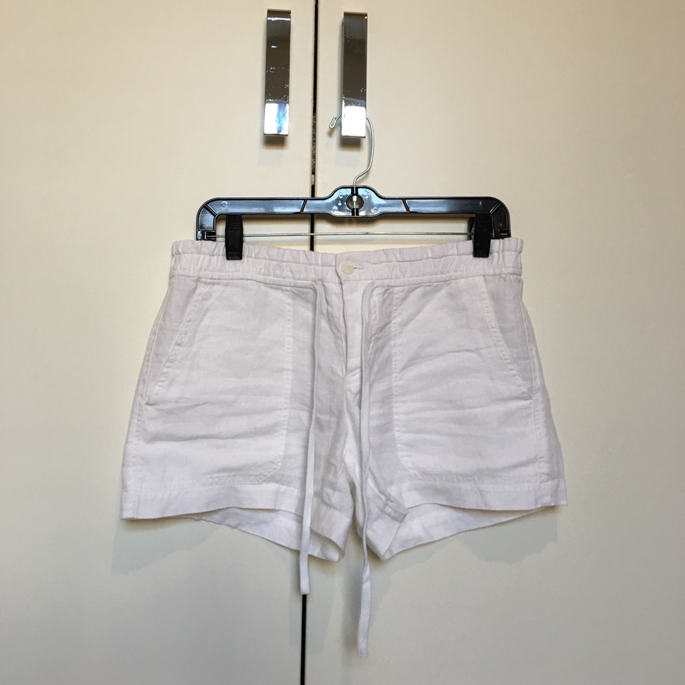 Vince. White linen shorts with button