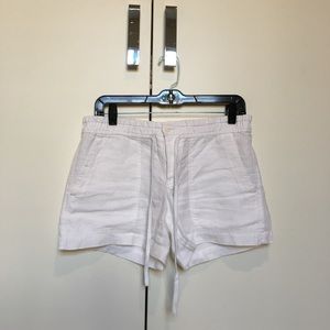 Vince. White linen shorts with button