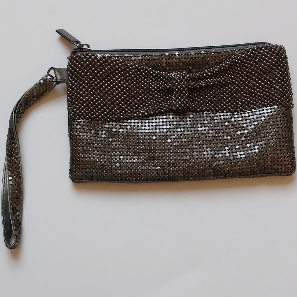 Chainlink wristlet with bow accent