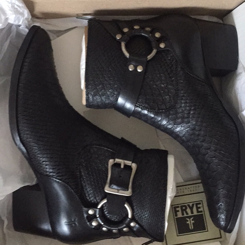 7.5 Black FRYE Zoe Ring Short Boots