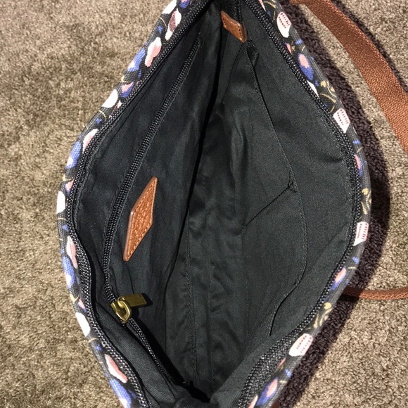 Fossil Passport Small Crossbody - Picture 5 of 8