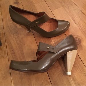Brand new Chie Mihara pumps in brown and tan heel