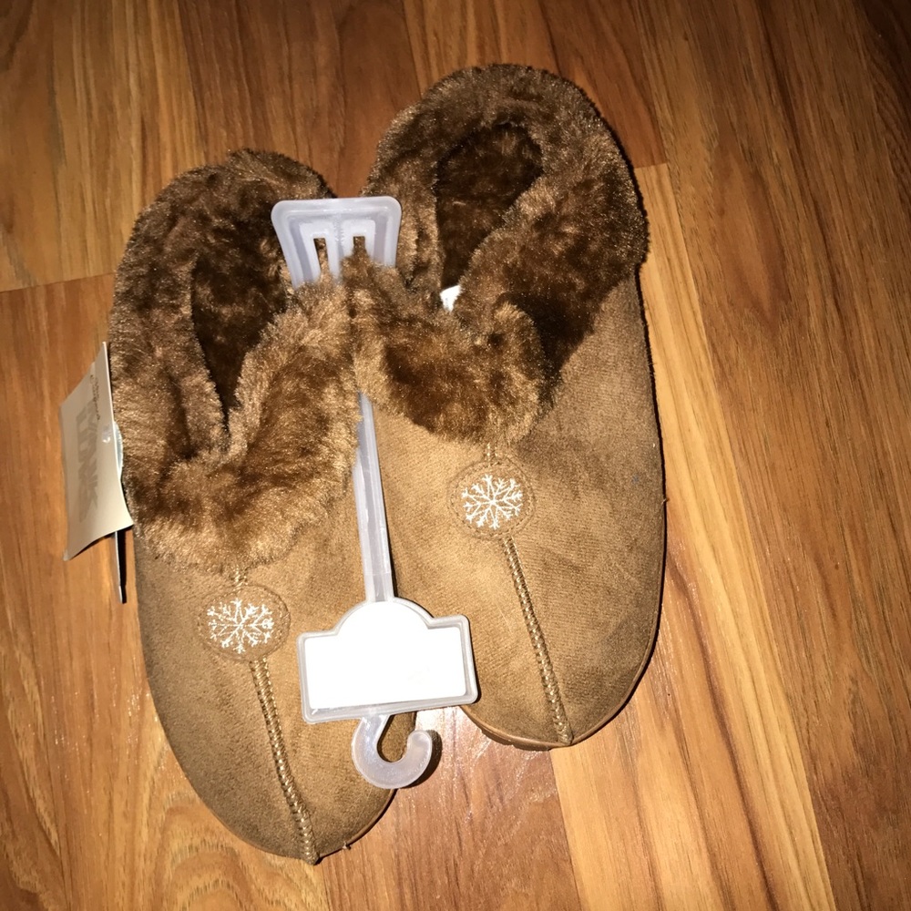 Brand new muk luck slippers size. 7-8