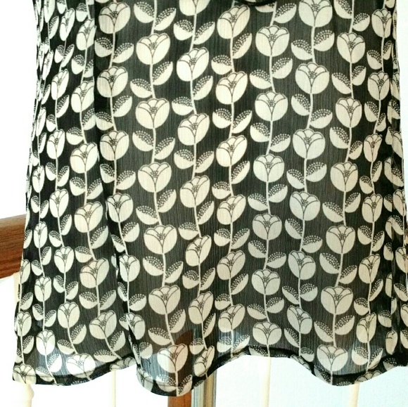 NWOT Charlotte Russe V Neck Button Up Blouse - Picture 3 of 6