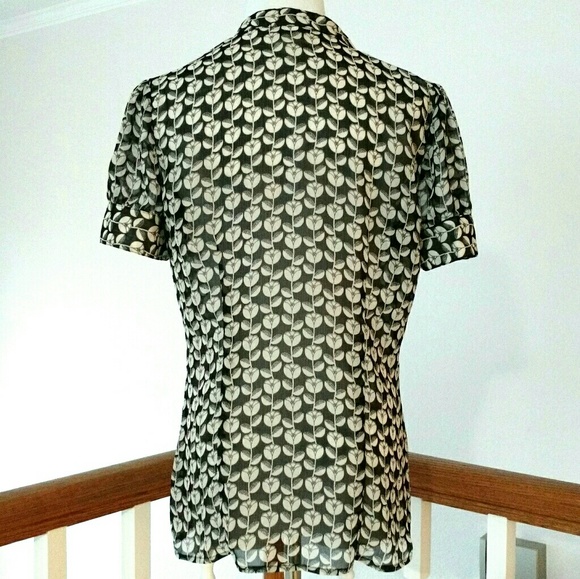 NWOT Charlotte Russe V Neck Button Up Blouse - Picture 5 of 6