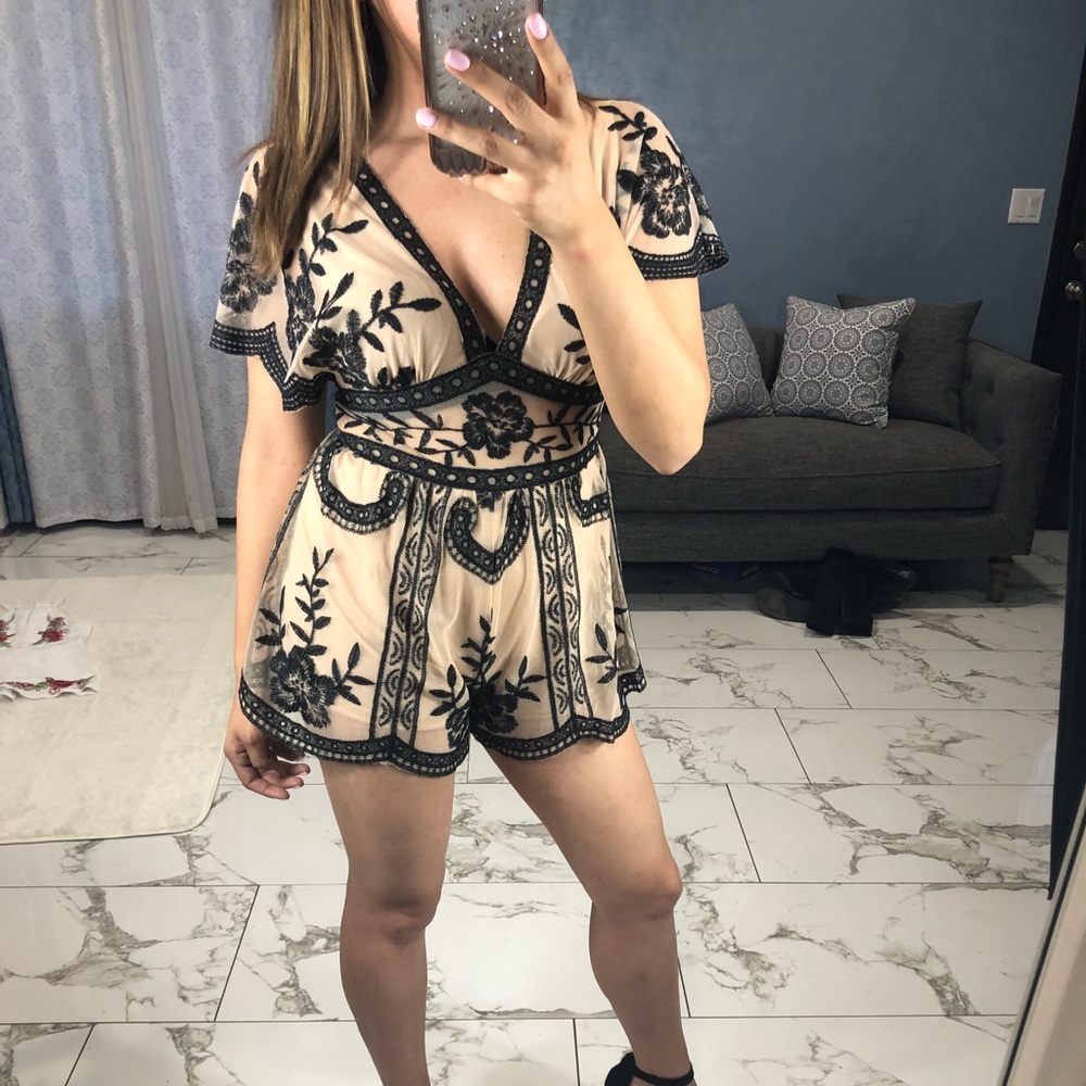 ๐Nude Lace Romper - Picture 4 of 4